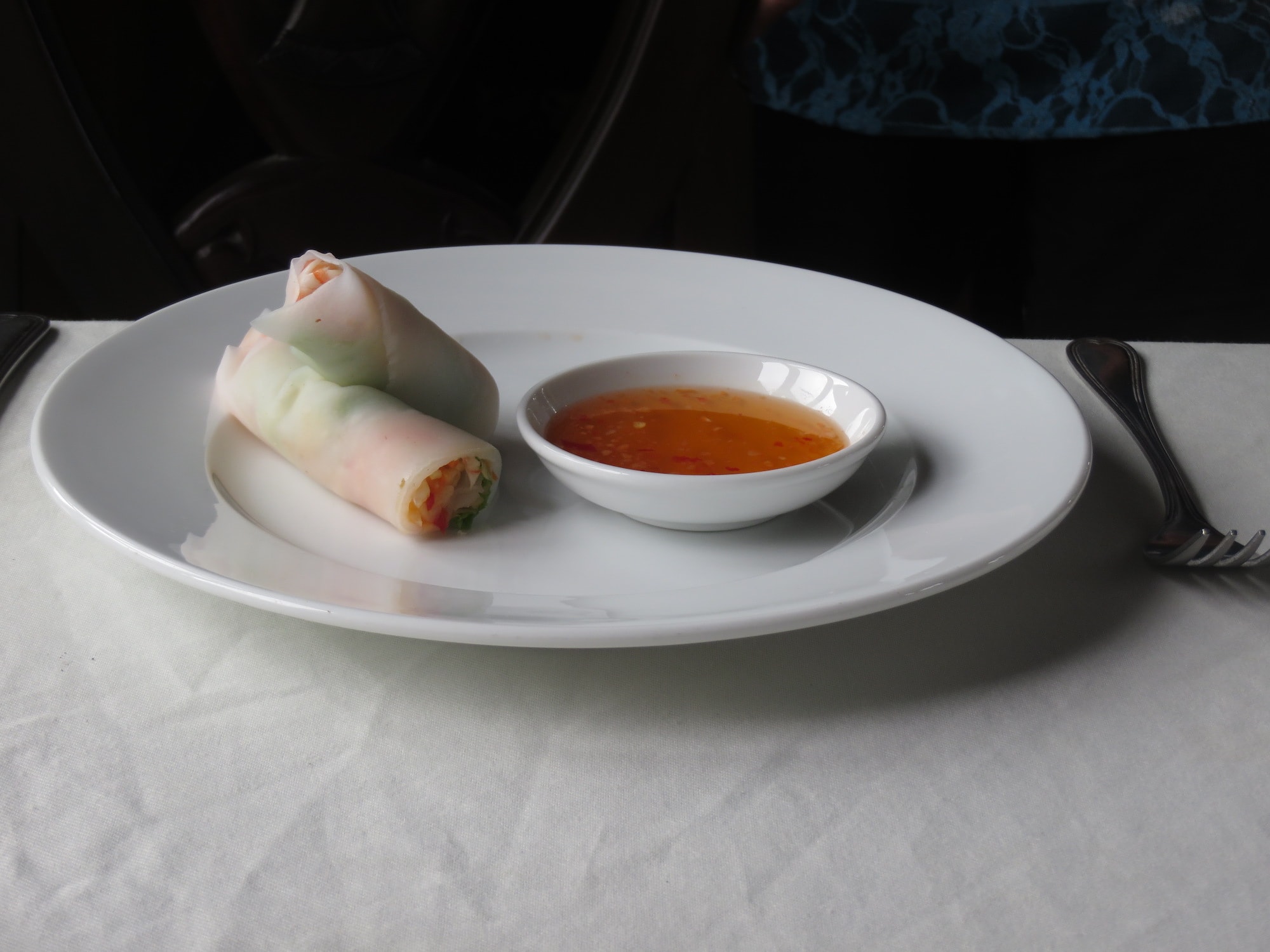 spring rolls with dipping sauce