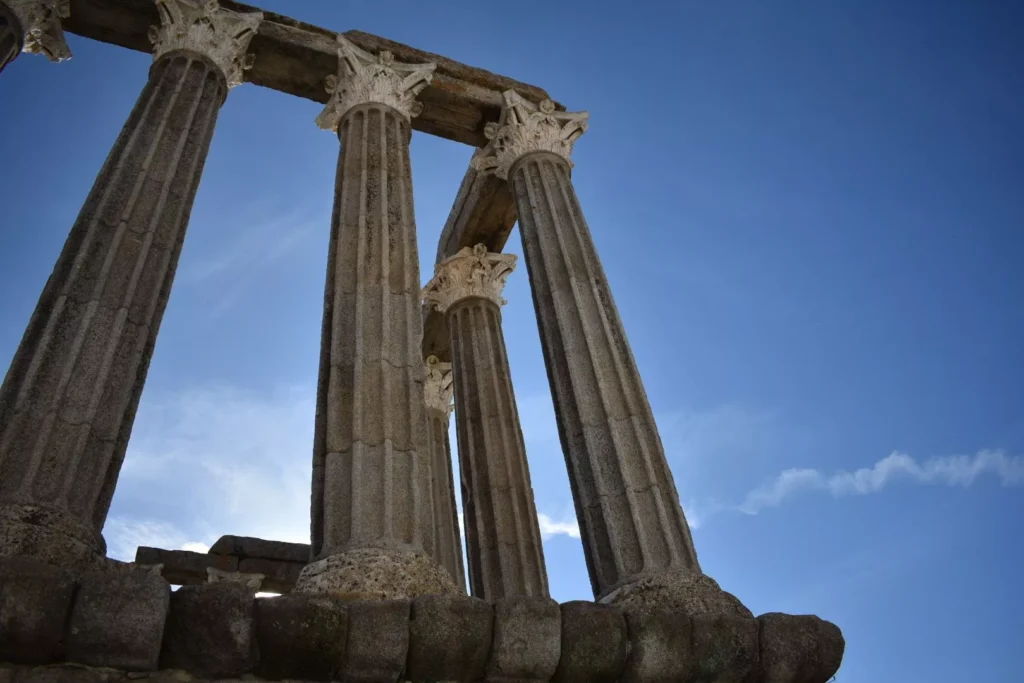 columns of buildling in coimbra