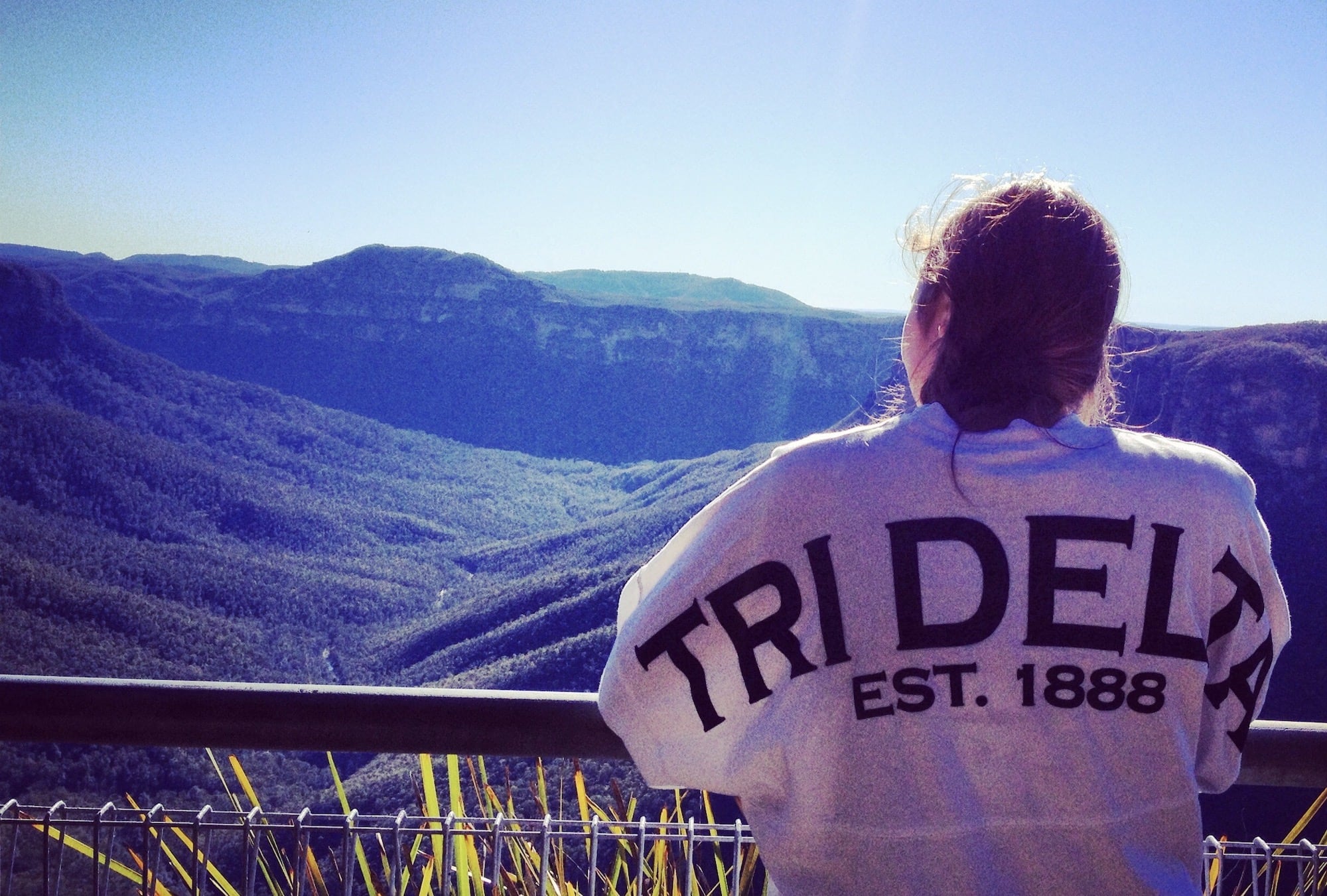 Girl staGirl facing out to Blue Mountains panorama