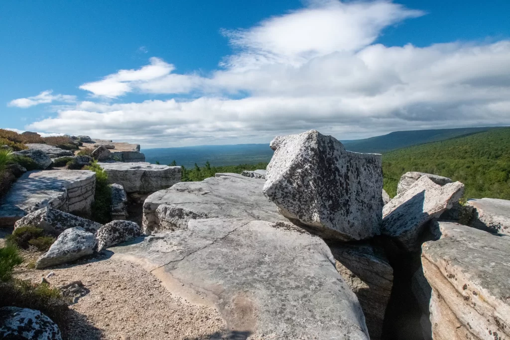 rocky outcrops of gertrudes nose hike