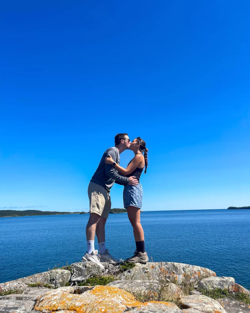 couple kissing at scoville point