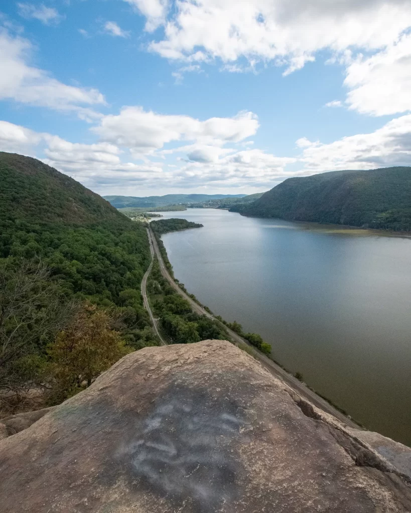 summit of breakneck ridge with hudson river and mountains below