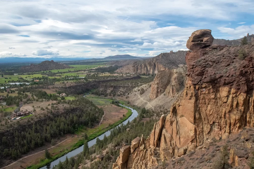 landscape of misery ridge trail with crooked river