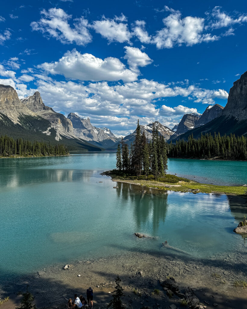 blue waters of Spirit island with mountains behind on a sunny day