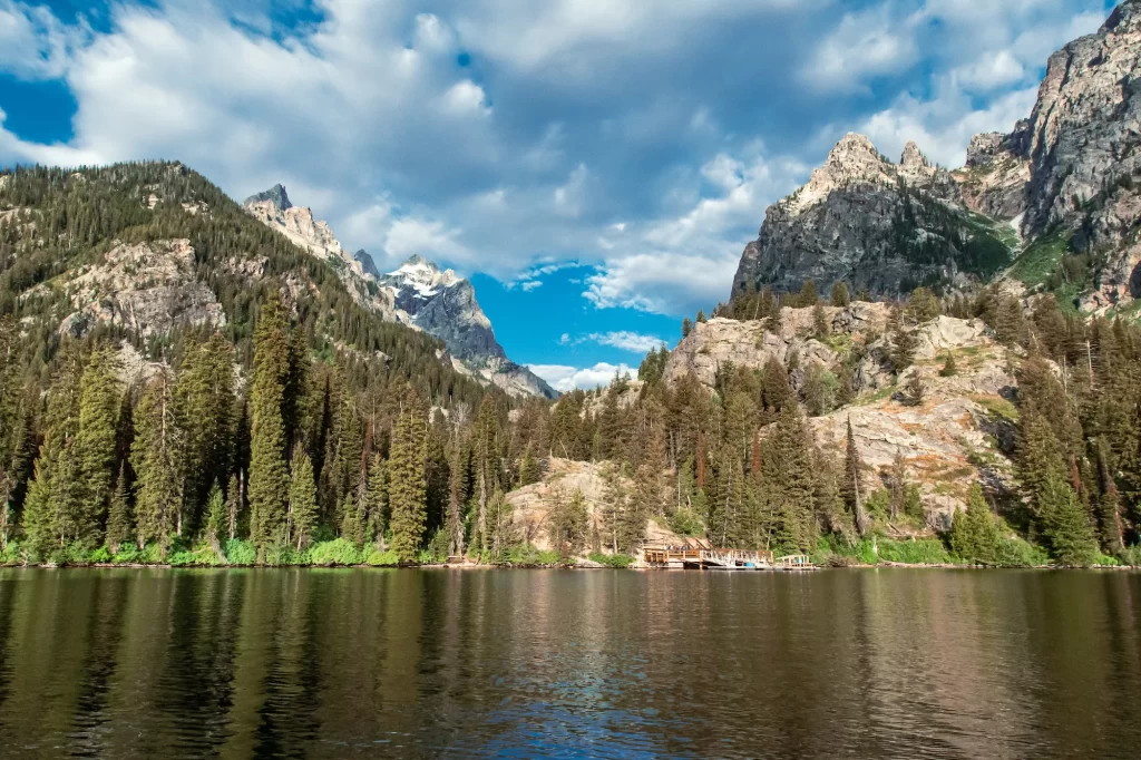 picture of jenny lake with mountains behind