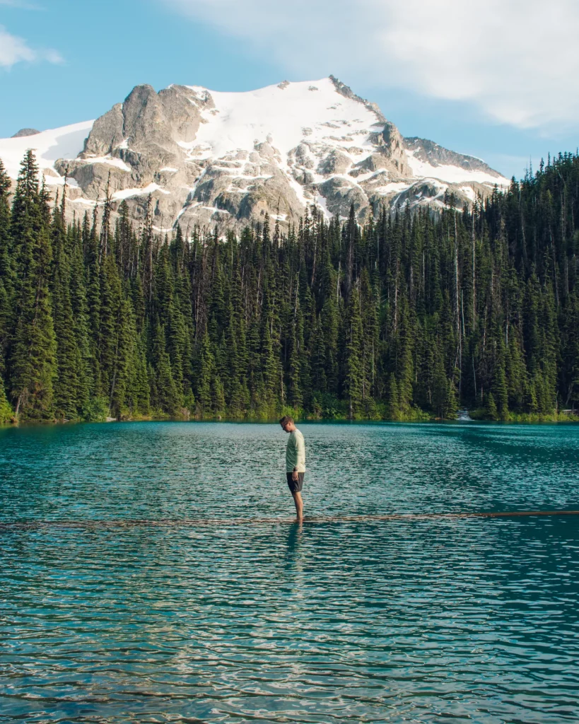 guy on log at middle joffre lake