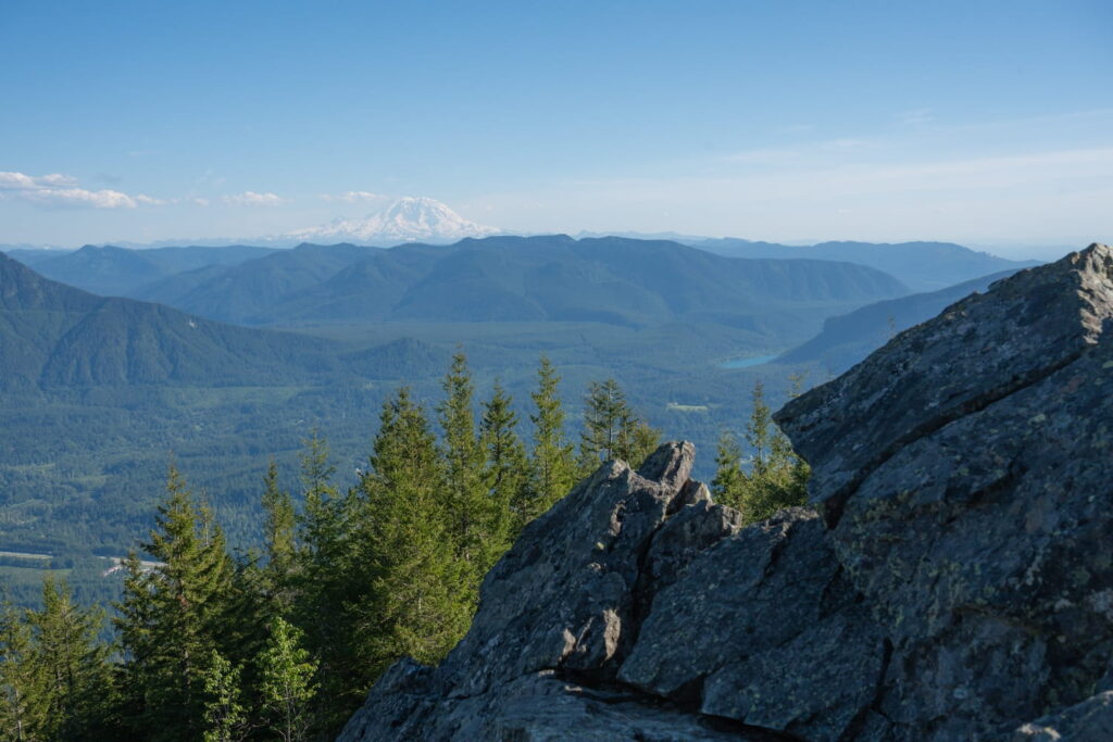 Panoramic views from Mt Si with Mt Rainier in the sunshine
