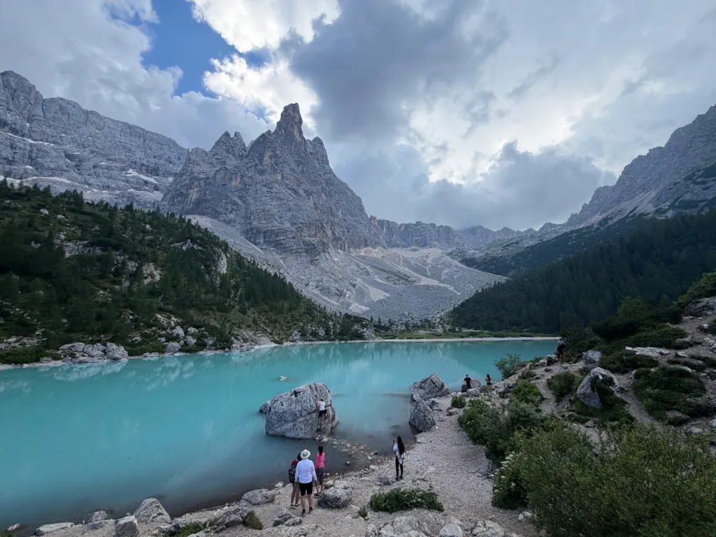People in front of Lake Sorapis